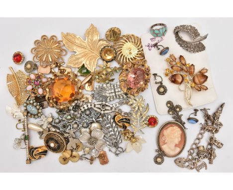 AN ASSORTMENT OF WHITE METAL AND COSTUME JEWELLERY, to include a curb link bracelet fitted with a heart padlock clasp, stampe