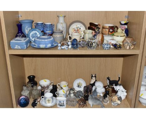 A QUANTITY OF CERAMICS, GLASS AND SUNDRY ITEMS, to include four pieces of pale blue Wedgwood Jasperware including a 13cm vase