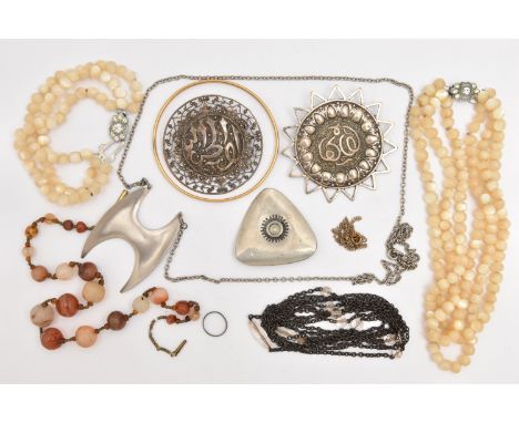 AN ASSORTMENT OF JEWELLERY, to include a mother of pearl beaded necklace and bracelet, a Danish brooch, two Arabic brooches, 