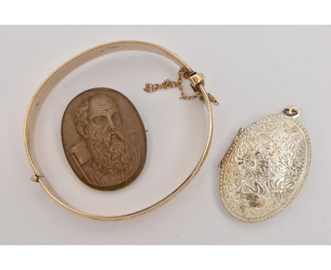 ASSORTED JEWELLERY, to include a high relief lava cameo depicting a gentlemen, collet set within a base metal mount with broo