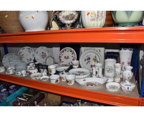 A COLLECTION OF ASSORTED CERAMICS to include a group of Aynsley 'Wild Tudor' giftware items comprising a boxed vase (height 2