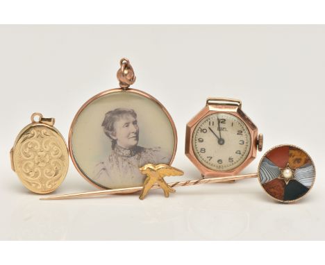 A SMALL ASSORTMENT OF ITEMS, to include a 9ct gold oval locket with foliate pattern, fitted with a tapered bail, hallmarked 9