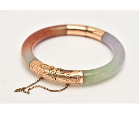 A MULTI-COLOURED JADE BANGLE, a circular hinged bangle with yellow metal fittings with a push pin integrated clasp, fitted wi