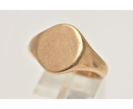 A GENTS HEAVY 9CT GOLD SIGNET RING, of an oval polished form, to a polished band, hallmarked 9ct Birmingham, ring size leadin