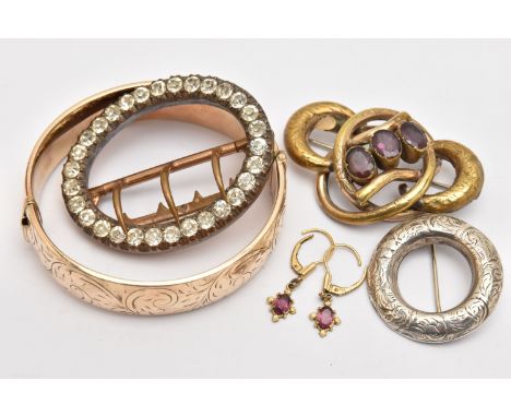 ASSORTED JEWELLERY, to include a 9ct gold metal core hinged bangle with foliate decoration, a gold plated amethyst set brooch