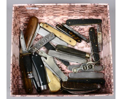 A box of folding pocket knives including multi tool examples; horn, antler and tortoiseshell scales.