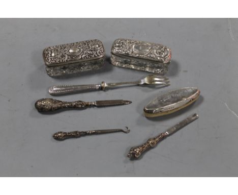 A QUANTITY OF SILVER ITEMS TO INCLUDE A BUTTON HOOK, SILVER LIDDED JARS ETC.