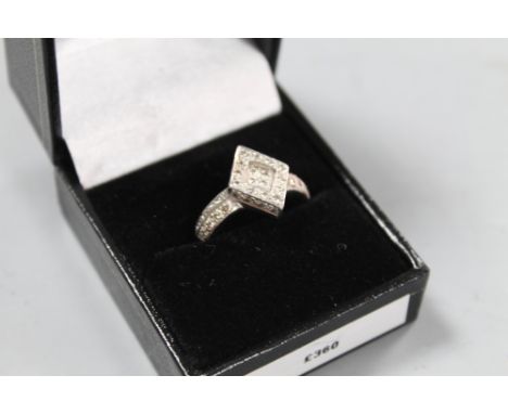 AN ART DECO STYLE DIAMOND SET RING WITH BRILLIANT CUT DIAMONDS IN A 'DIAMOND' DESIGN SETTING