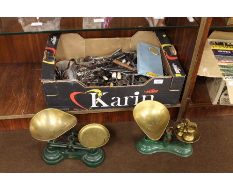 TWO VINTAGE STYLE KITCHEN SCALES, TOGETHER WITH A SMALL QUANTITY OF WEIGHTS AND A TRAY OF MIXED CUTLERY AND METALWARE