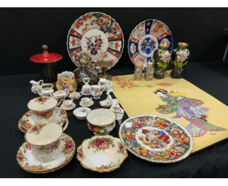Ceramics- Royal Albert Old Country Roses tea cups and saucers, Hammersley Howard Sprays, Mdina scent bottle, a pair of cloiso