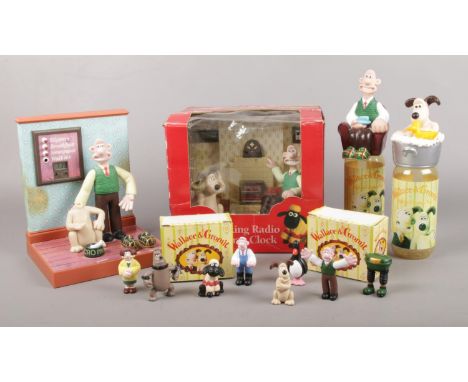 A collection of miscellaneous. Wallace &amp; Gromit talking radio alarm clock (boxed) and one other, Wallace &amp; Gromit fig