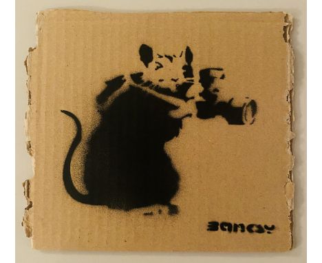 BANKSY (Né en 1974) (D’après)« Rat photographer ». 2015. Bombe aérosol et pochoir sur carton. Signé « Banksy » sur le devant 