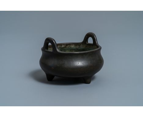 A Chinese bronze tripod censer, Xuande mark, 17/18th C.Dia.: 11,5 cm (outer) - H.: 8 cm