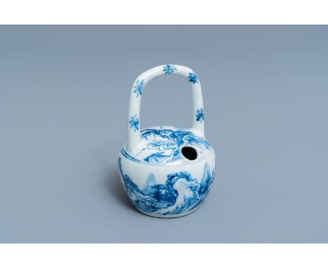 A Chinese blue and white lime pot for the Vietnamese market, KangxiH.: 13,5 cm