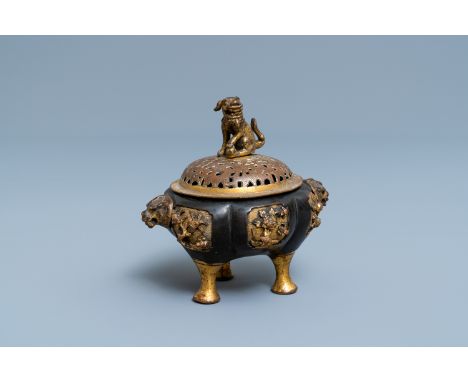 A Chinese lacquered and parcel-gilt bronze tripod censer and cover, MingL.: 11 cm - H.: 10,5 cm Provenance: A French private 