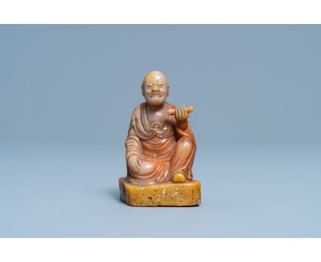 A Chinese Shoushan soapstone figure of a Luohan, signed Yu Xuan, 17/18th C.H.: 9,5 cm (incl. stand)H.: 7 cm (the figure)Ê Pro