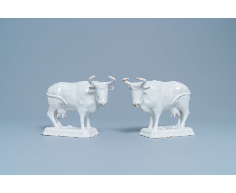 A pair of white Dutch Delftware cows on bases, 18th C.Dim.: 25,5 x 19 x 10 cm