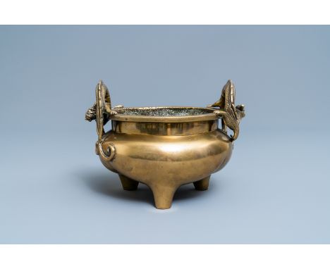 A Chinese bronze chilong-handled tripod censer, seal mark, 17/18th C.L.: 24 cm - H.: 17,5 cm