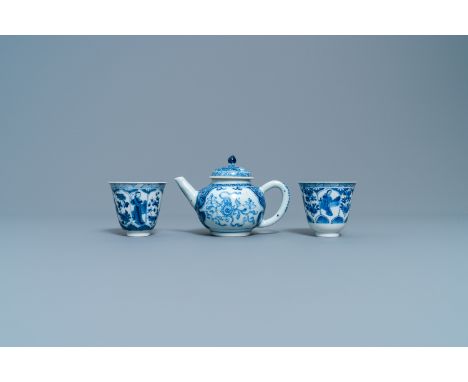 A Chinese blue and white teapot and a pair of wine cups, KangxiL.: 15,5 cm - H.: 11 cm (the teapot) - Dia.: 8 cm - H.: 7,5 cm