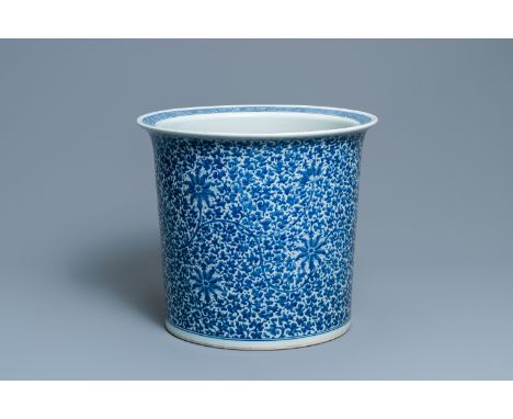 A large Chinese blue and white 'lotus scroll' jardiniere, 19th C.Dia.: 37 cm - H.: 32 cm