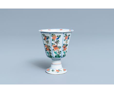 A Chinese octagonal famille verte stem cup, KangxiH.: 9,5 cm