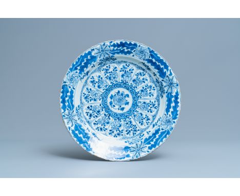 A Chinese blue and white dish with floral design, KangxiDia.: 39,5 cm