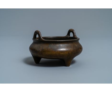 A Chinese bronze tripod censer, seal mark, 17/18th C.Dia.: 12,5 cm (outer) - H.: 8 cm