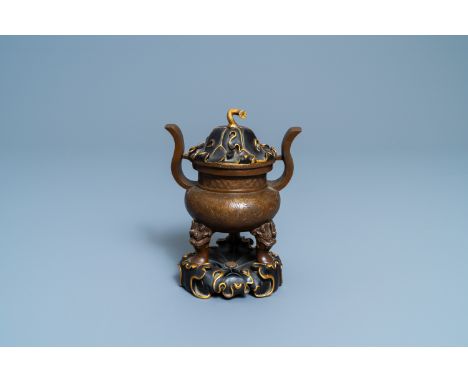 A Chinese bronze tripod censer with 'lotus leaf' cover and stand, 17/18th C.H.: 20 cm - L.: 14,5 cmÊ Ref.: Bonhams, Hong Kong