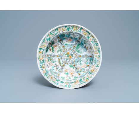 A rare KPM porcelain basin with Cantonese famille verte painting, China and Germany, 19th C.Dia.: 23,5 cm - H.: 7,5 cmÊThe ba