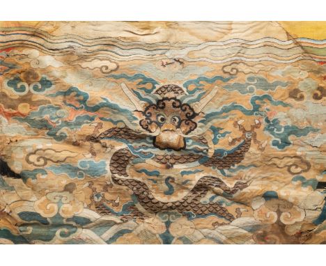 A Chinese kesi woven silk 'dragon' panel, WanliDim.: 112,5 x 85,5 cm (the frame) Dim.: 88 x 61 cm (the visible size of the si