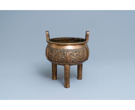 A large Chinese bronze tripod censer, 18/19th C.H.: 34,5 cm - Dia.: 28 cm