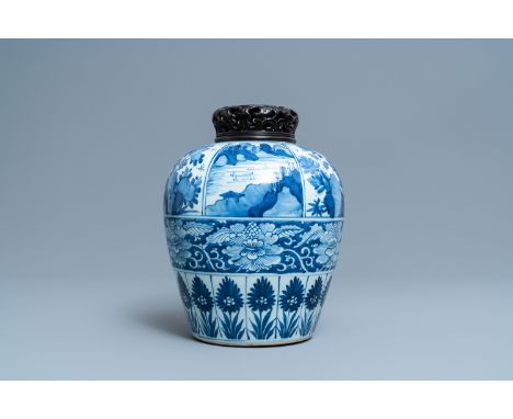 A large Chinese blue and white jar with wooden cover, KangxiH.: 30,5 cm