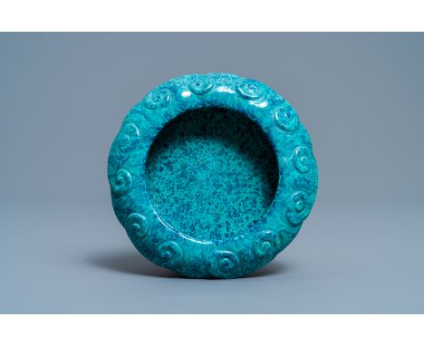 A Chinese robin's egg-glazed brush washer, seal mark, 19th C.L.: 11,5 cm - H.: 8 cm (incl. stand)L.: 11,5 cm - H.: 3,5 cm (ex