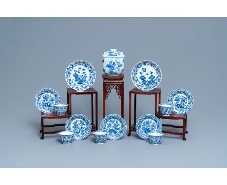 A group of Chinese blue and white wares, KangxiDia.: 16,5 cm (the plates) - H.: 14 cm (the bowl and cover) - Dia.: 8,5 cm - H