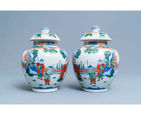 A pair of Chinese wucai vases and covers, Kangxi mark, 19th C.H.: 34,5 cm