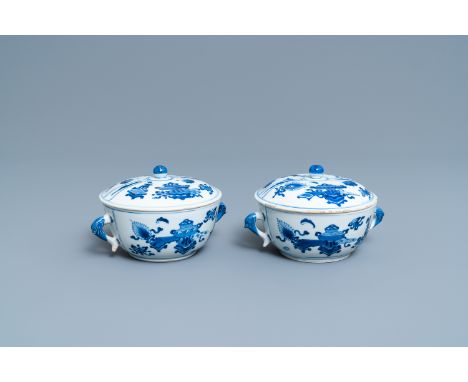 A pair of Chinese blue and white 'antiquities' bowls and covers, KangxiL.: 18 cm - H.: 10,5 cm