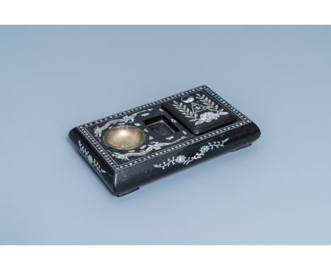 A Korean desk set in black lacquer with mother of pearl inlay, Korean-American diplomatic gift, 1950'sDim.: 28 x 17 x 6 cmÊGi