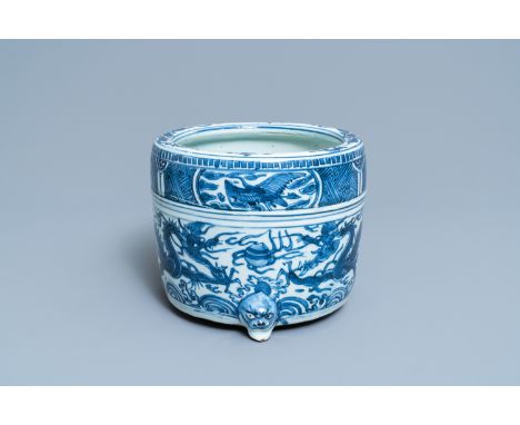 A Chinese blue and white 'dragon' tripod censer, MingDia.: 21,5 cm - H.: 17 cm