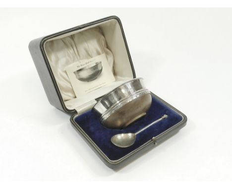 MAZER BOWL. A silver mounted Mazer bowl based on the 16th century East Anglian original by Thomas Bradbury & Sons. Sheffield 