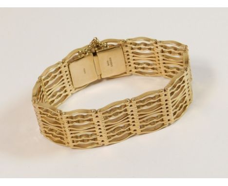 GOLD BRACELET. A 9ct. gold gate style bracelet. Approx. 52,8g.  Please note that all items in this auction are previously own