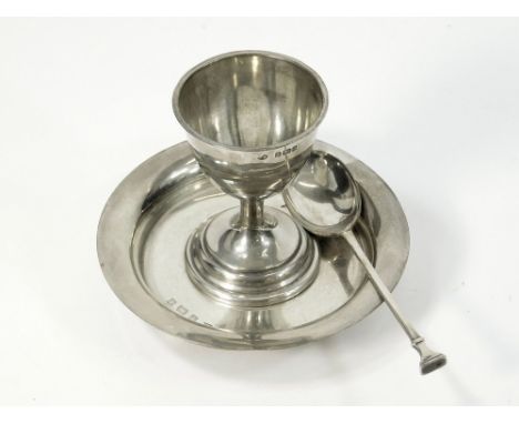 EGG CUP & SPOON. An Edwardian egg cup with integral stand, Birmingham 1903, & a silver seal top spoon. Sheffield 1927.  Pleas