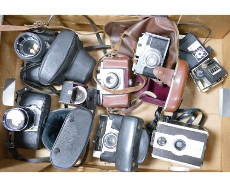 A collection of film cameras to include ASAHI Pentax SV camera &amp; lens Kodak, Comet &amp; similar items 