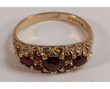 9ct gold ring set with garnets, size K/L, 2.3g. 