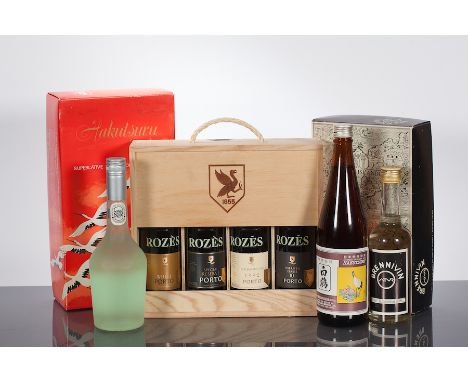 HAKUTSURU SAKE
Japanese Rice Wine. 720ml, 16% -18% volume, with three traditional drinking cups & flask, in presentation box.