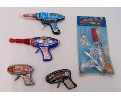 Five vintage litho tin plate toy space guns to include one in original sealed packaging