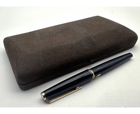 Füllfederhalter und Schatulle, Montblanc. Füllfederhalter Montblanc, 585/000 Goldfeder. Original Montblanc Schatulle. 