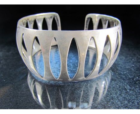 Silver 925 bangle with pierced marks