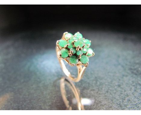 9ct Gold and emerald set daisy type ring. approx weight - 1.7g Size M