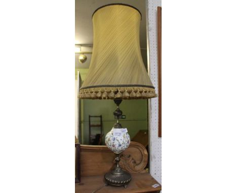 A MINTON HADDON HALL &amp; CAST METAL BASED TABLE LIGHT 