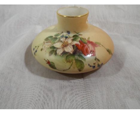 A Royal Worcester blush ivory squat vase decorated with roses # 2325, 6.5 cm (high) x 11 cm (diameter) - Est£40 - £60